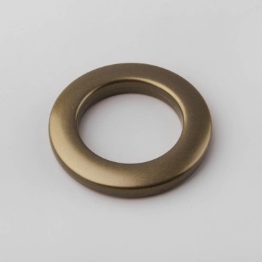 Gri arka planda korniş sabitleme için perde grommet halka