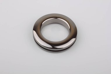 Gri arka planda korniş sabitleme için parlak metal perde grommet halka