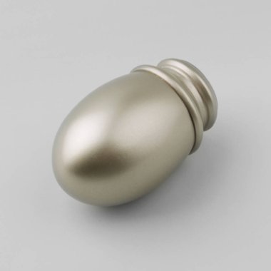 Gri arka planda perde korniş için yumurta şeklinde metal ucu