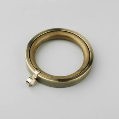 Gri arka plan üzerinde korniş kutup için perde metal halka