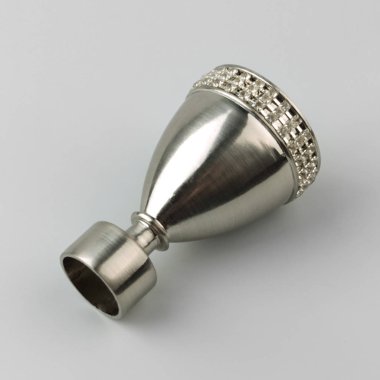 Gri arka planda perde saçak için kristalleri antika biten şekilli metal