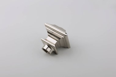 Gri arka planda perde eaves için klasik metal fiş