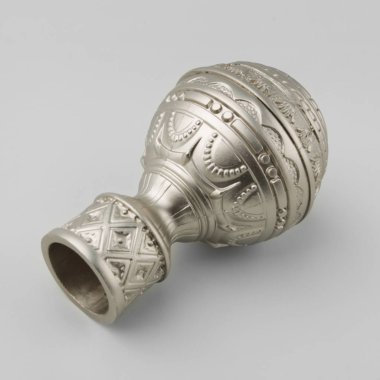 Gri arka planda perde saçak için süslü top şeklinde biten Vintage gümüş