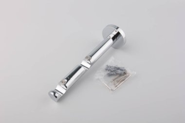 Gri arka plan üzerinde vida plastik paketi ile perde çubuk için Braket