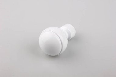 Gri arka plan üzerinde perde direği için modern basit beyaz fiş