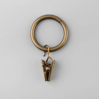 Gri arka plan üzerinde korniş kutup için askı ile Perde metal halka