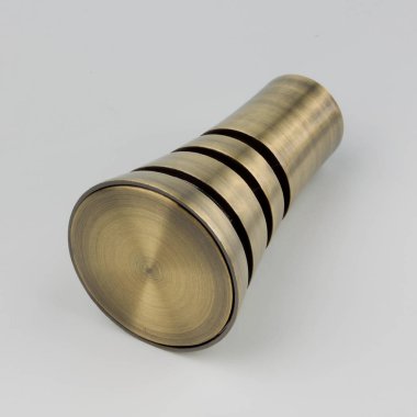 Gri arka planda modern metal perde korniş finial