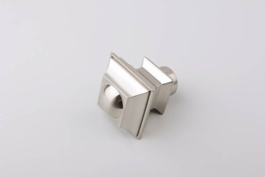 Gri arka planda perde saçak için modern metal bitiş