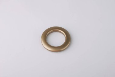 Gri arka planda korniş sabitleme için perde grommet halka