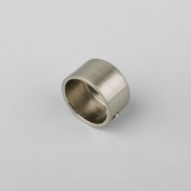 Gri arka planda perde direği için modern metal bitiş