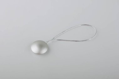 Gri arka plan üzerinde perde için dize dekorasyon ile Yuvarlak toka