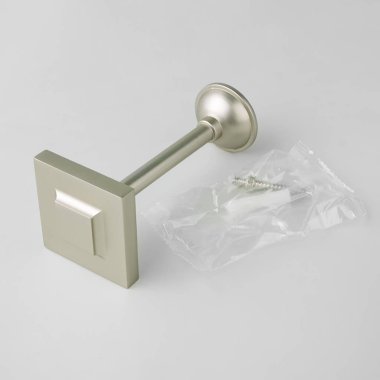 Gri arka plan üzerinde bağlantı elemanları ile perde için kare modern metal hold-back.