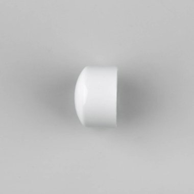 Gri arka planda biten basit yuvarlak metal perde kutup