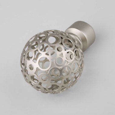 Krom süslü küre perde gri arka planda ucu eğme