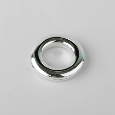 Gri arka planda korniş sabitleme için perde grommet krom halka