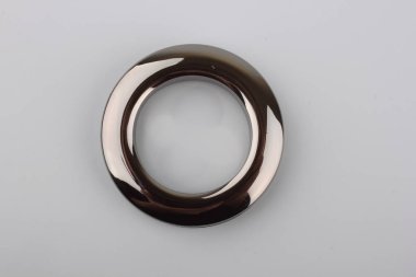 Gri arka planda korniş sabitleme için parlak metal perde grommet halka