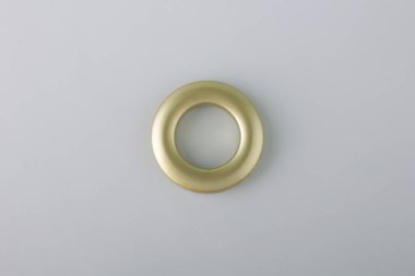 Gri arka planda korniş sabitleme için perde grommet halka