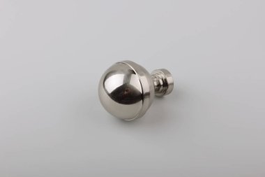 Gri arka plan üzerinde perde eaaves için modern metal top biten