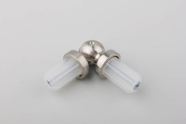 Gri arka plan üzerinde korniş için modern bağlantı elemanı