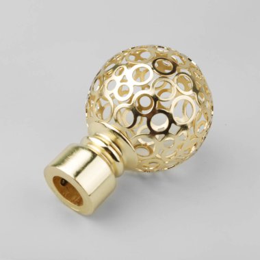 Altın süslü küre perde gri arka plan üzerinde ipucu saçak