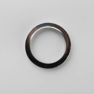 Gri arka plan üzerinde korniş kutup için perde metal halka