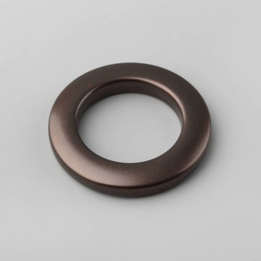 Gri arka planda korniş sabitleme için perde grommet halka