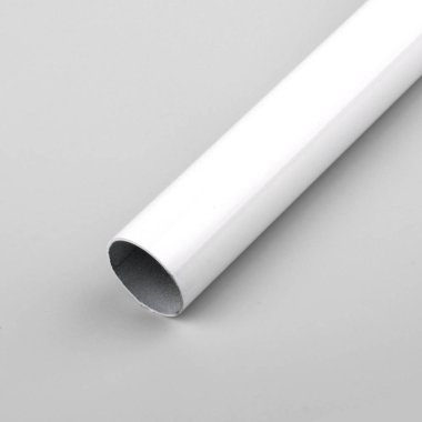 Gri arka plan üzerinde pürüzsüz yüzeyli Vintage metal perde çubuk.