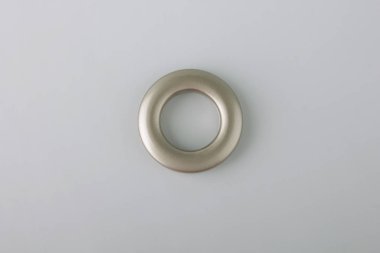 Gri arka planda korniş sabitleme için perde grommet halka