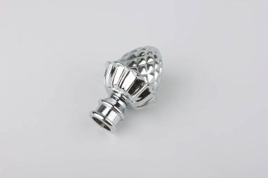 Gri arka plan üzerinde perde direği için modern koni şeklinde metal son