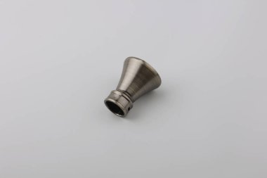 Gri arka planda perde eaves için basit metal fiş