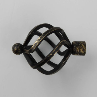 Gri arka planda perde saçak için Vintage spiral şekilli metal ucu