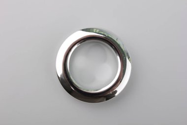 Gri arka planda korniş sabitleme için dairesel perde grommet halka