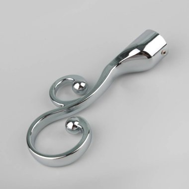 Gri arka plan üzerinde perde direği için dekoratif filiz şeklinde metal ucu