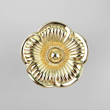 Gri arka plan üzerinde perde için metal çiçek şeklinde bekleme.