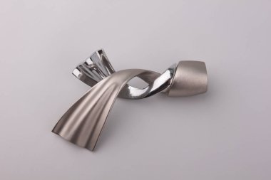 Gri arka plan üzerinde perde direği için modern bükümlü metal son