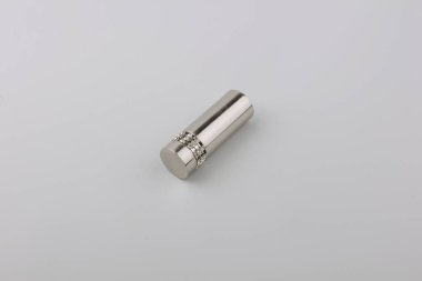 Gri arka plan üzerinde perde eaves için modern metal fiş