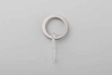 Gri arka plan üzerinde korniş kutup için plastik askı ile Perde metal halka