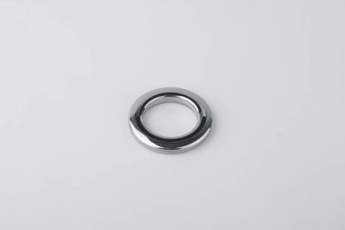 Gri arka planda korniş sabitleme için perde grommet halka