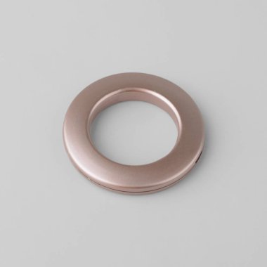 Gri arka planda korniş sabitleme için perde grommet halka