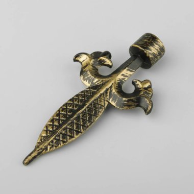 Gri arka plan üzerinde perde korniş için mızrak şeklinde modern metal son