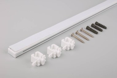 Beyaz güneşlikler direkler ve gri arkaplanda plastik aksesuarlar