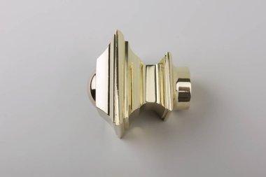 Gri arka planda perde saçak için modern metal bitiş