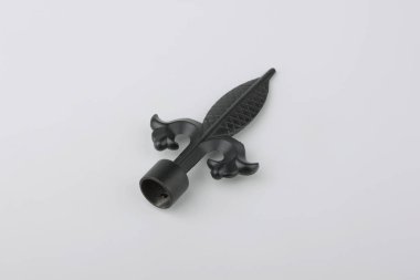 Gri arka plan üzerinde perde direği için modern mızrak metal bitiş