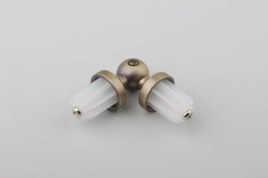 Gri arka plan üzerinde korniş için modern bağlantı elemanı