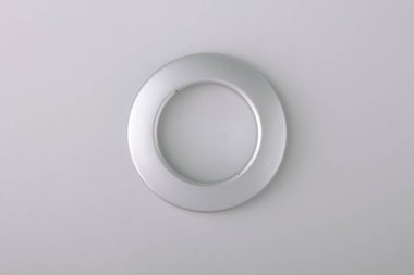 Gri arka planda korniş sabitleme için perde grommet halka