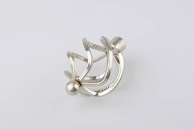 Gri arka plan üzerinde perde direği için modern bükümlü son