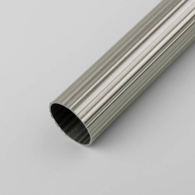 Gri arka plan üzerinde oluklu yüzeyli vintage metal perde tüp.