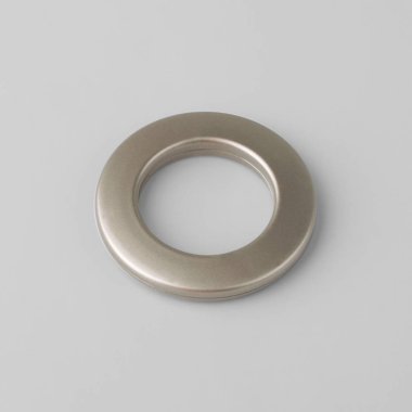 Gri arka planda korniş sabitleme için perde grommet halka