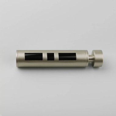 Gri arka plan üzerinde perde önek delikleri ile tüp modern metal biten