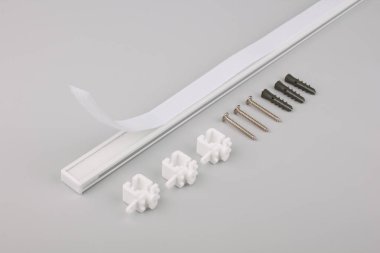 Beyaz güneşlikler direkler ve gri arkaplanda plastik aksesuarlar